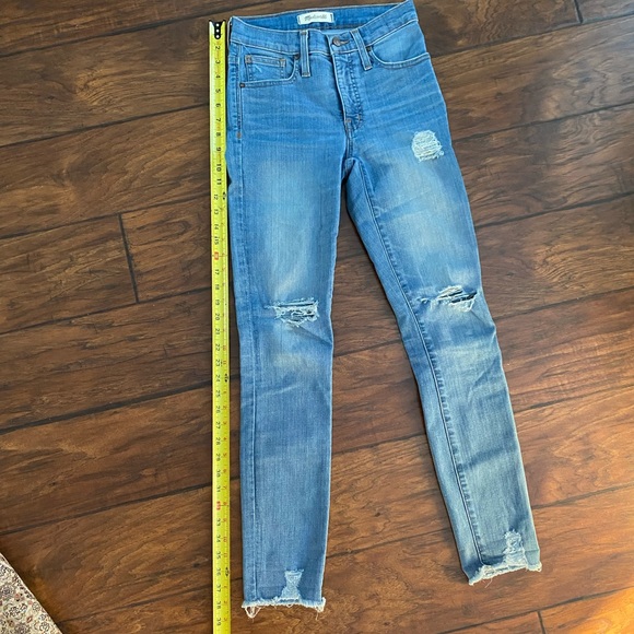 Madewell High-Rise skinny jeans with distressed knees and hem - Picture 5 of 9